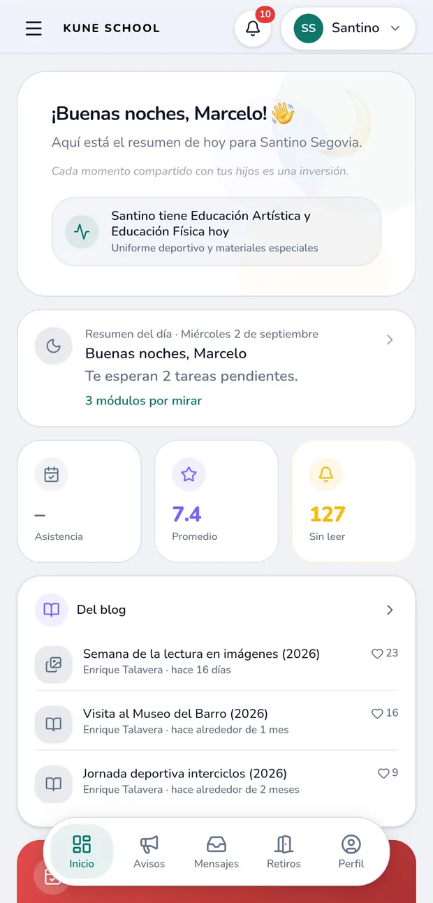 Pantalla de inicio en el teléfono de un padre: un saludo con el resumen del día de su hijo, el aviso de que tiene Educación Artística y Educación Física, tres indicadores —asistencia, promedio 7,4 y 127 sin leer— y las últimas entradas del blog del colegio.
