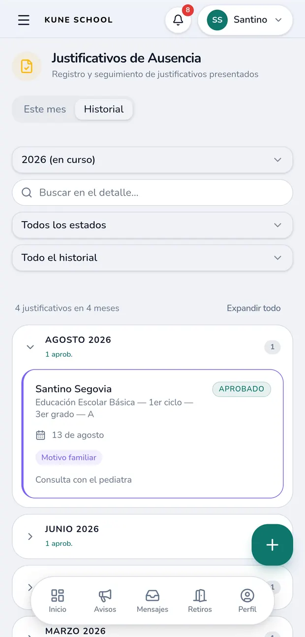 Historial de justificativos de ausencia agrupado por mes: en agosto de 2026, uno aprobado por motivo familiar con el detalle «consulta con el pediatra», el alumno, su grado y la fecha de la ausencia.